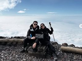 Rey Mbayang dan Dinda Hauw Rayakan 5 Tahun Pernikahan di Puncak Gunung Fuji