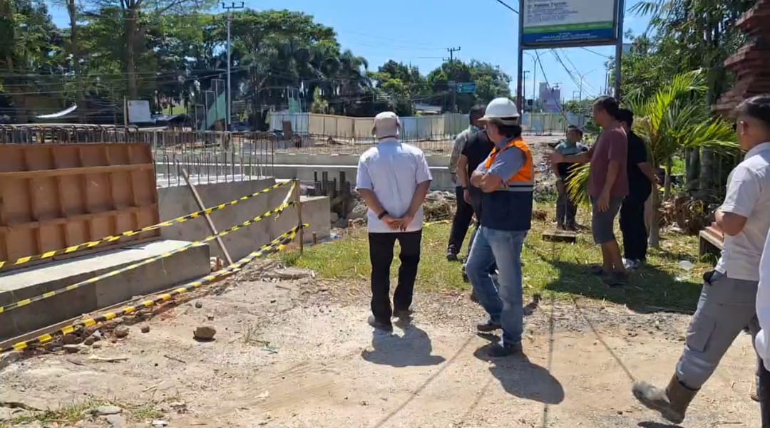 Warga sekitar Jembatan Sei Ulin bersama Pejabat