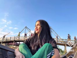 Aulia Sarah Jalan-jalan Nikmati Pemandangan Sore Naik Kelotok di Banjarmasin