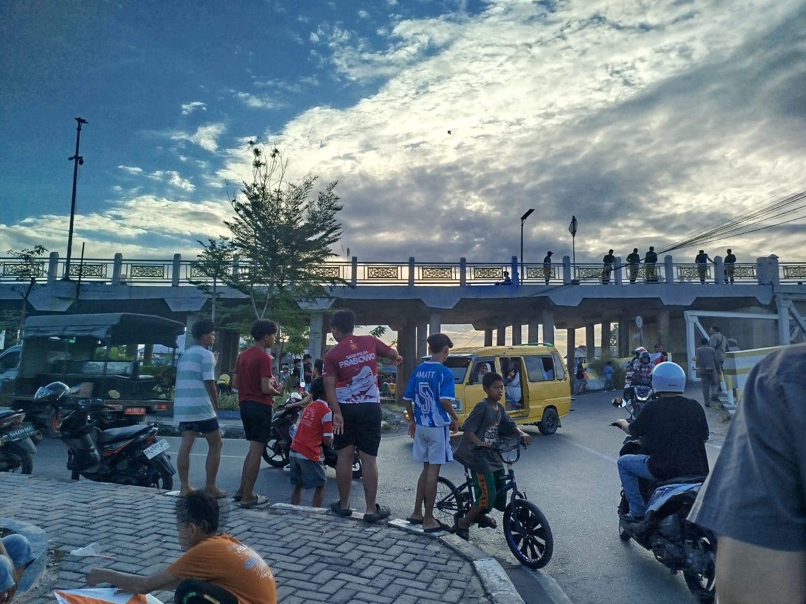 Jembatan HKSN Dilarang Jadi Arena Bermain Layang-Layang, Wali Kota Banjarmasin: Kalau Masih Bandel, Kita Bawa ke Barak!