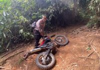 Pendakian Kapolsek Awayan Bersama Jurnalis Wartabanjar Penuh Tantangan Saat Salurkan Bantuan ke Pos Tiga Gunung Hauk