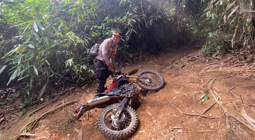 Pendakian Kapolsek Awayan Bersama Jurnalis Wartabanjar Penuh Tantangan Saat Salurkan Bantuan ke Pos Tiga Gunung Hauk