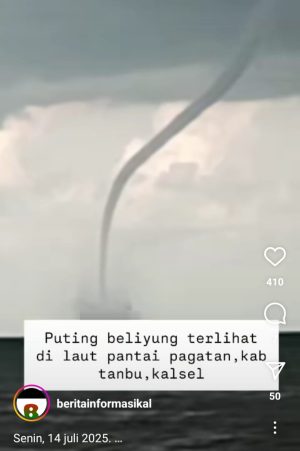Cuaca Mendung, Warganet Rekam Angin Puting Beliung di Laut Pagatan