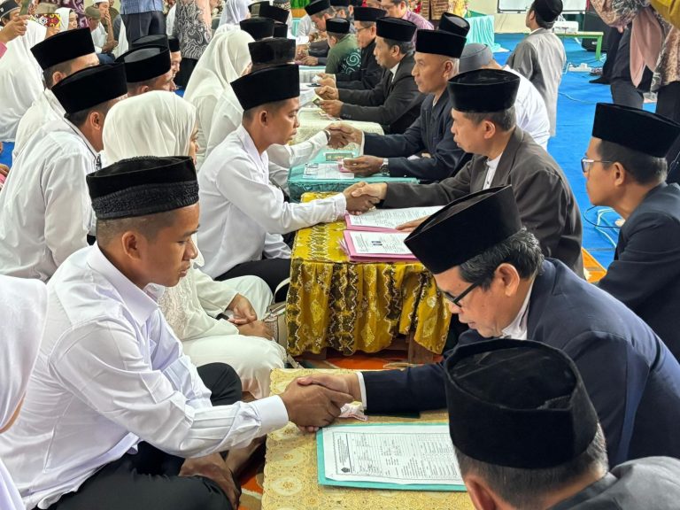 18 Pasangan di HST Sah Secara Hukum Lewat Nikah Massal, Dapat Buku Nikah, Bingkisan dan KTP Baru
