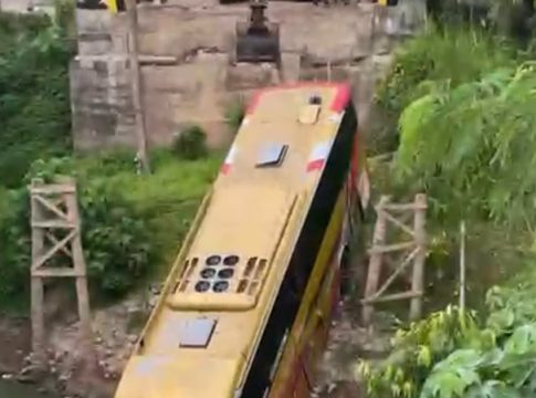 Sopir Terjepit, 3 Orang Dilaporkan Meninggal Dunia Akibat Bis Terperosok ke Sungai di Desa Busui Kaltim