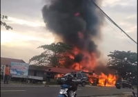 Subuh Mencekam di Pahandut Seberang! Warung & Rumah Kayu Ludes Terbakar, 7 Warga Kehilangan Tempat Tinggal