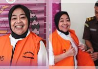 SENYUM KADES KORUPSI! Jual Posyandu dari Tanah Wakaf, Heni Mulyani Cengar-Cengir dengan Baju Oren