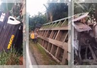 WADUH! Lowboy Angkut Dump Truk Terbalik di Tabalong, Hantam Rumah Warga!