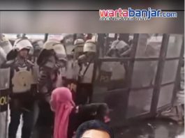 VIDEO - Viral Emak Jilbab Pink, Keberanian Sederhana Membawa Pesan Mendalam