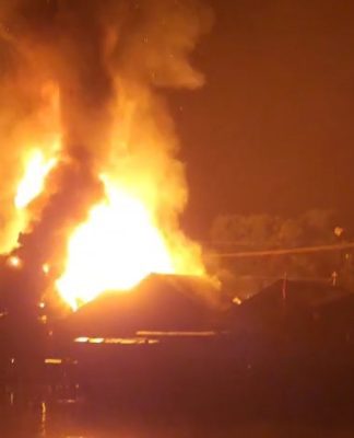 Tengah Malam Langit Berangas Menyala, Api Berkobar Hebat Hanguskan Bangunan Warga