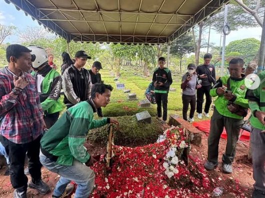 Aktor Andovi da Lopez Unggah Momen Hadiri Pemakaman Ojol Affan Kurniawan: "Keadilan Akan Datang!"