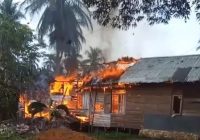 Rumah di Pantai Hambawang HST Hangus, Tim Pemadam Berjibaku Jinakkan Api