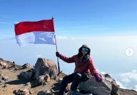 Usai Daki Rinjani, Atiek CB Kibarkan Bendera Merah Putih di Puncak Gunung Slamet