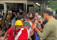 Meriah! Balon Kemerdekaan Polsek Awayan Diserbu Emak-Emak di Desa Tundakan, Suasana Pecah dengan Tawa