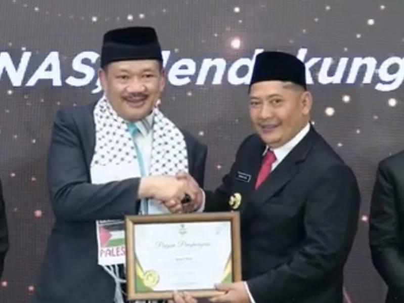 Bupati HST Samsul Rizal menerima penghargaan