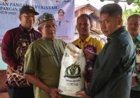 Target Tekan Inflasi dan Lawan Kemiskinan, Bupati HST Bagikan Bantuan Beras CPP ke Warga