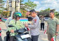 Polres HST Bagikan 1.500 Bendera Merah Putih ke Pengguna Jalan, Semarakkan HUT ke-80 RI