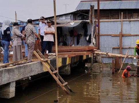 Komisi III DPRD Banjarmasin Tinjau Proyek Dermaga Pasar Baru