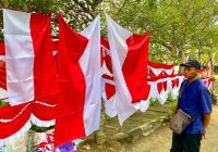 Omset Anjlok, Pedagang Bendera di HST Tetap Setia Jelang 17 Agustus