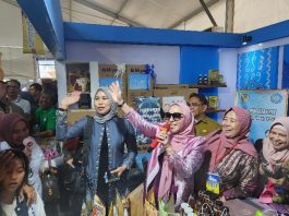 Wah Ketua TP PKK Kalsel Terjun Langsung Promosikan Produk UMKM di Kalsel Expo 2025