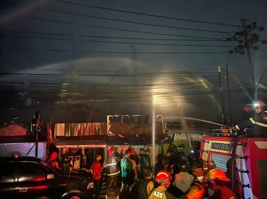 BREAKING NEWS Api Berkobar di Depan Stadion 17 Mei Banjarmasin