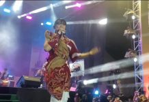 Warga Balangan Goyang Bersama Happy Asmara di Pembukaan Balangan Festival 2025