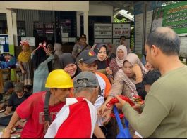 Balon Kemerdekaan Polsek Awayan Diserbu Emak-Emak di Desa Tundakan