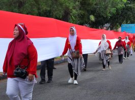 Bentangkan Merah Putih Raksasa di HUT RI ke-80, Bupati Tanah Laut Beri Pengurangan Pajak 75 Persen