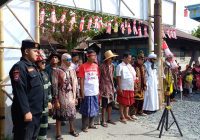 Pemuda Kelayan Gelar Upacara Bendera HUT RI ke-80 dengan Kenakan Pakaian Adat
