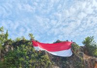 Bendera Raksasa Dibentangkan 6 Pemanjat Profesional di Tebing Palai