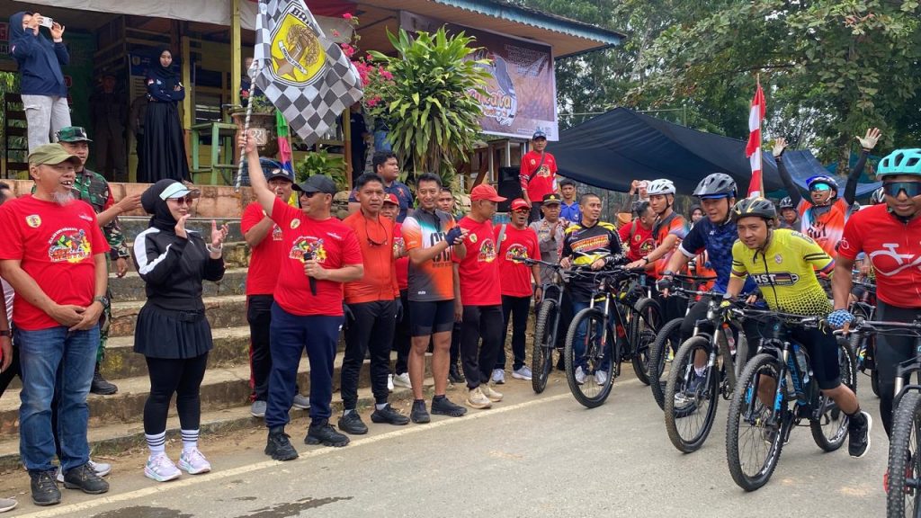 Ribuan Pesepeda Ramaikan Gowes HST Menyala, Bupati: “Olahraga Jadi Gaya Hidup Sehat!”