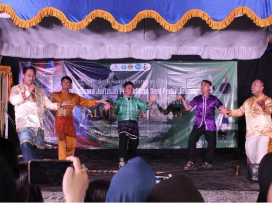 Mahasiswa Pendidikan Seni Pertunjukan ULM Hibur Warga dengan Mamanda