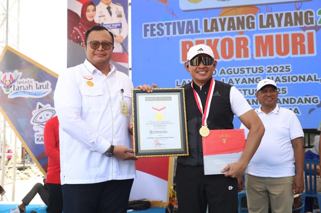 Tanah Laut Sukses Cetak Rekor MURI, 775 Layang-Layang Flud Kite Hiasi Langit Batakan