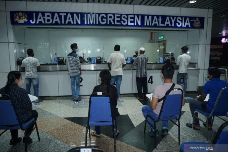 HEBOH! Turis China Serang Petugas Imigrasi KLIA, Jilbab Ditarik Hingga Lepas & Kepala Dibenturkan ke Tiang