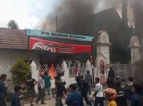 GILIRAN MATARAM MEMBARA! Gedung DPRD NTB Dibakar Massa, Brimob Hujani Gas Air Mata