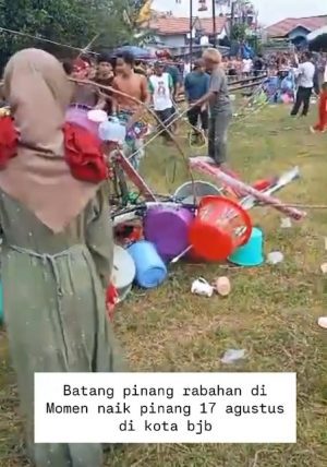 Lomba Panjat Pinang di Banjarbaru Diwarnai Insiden Batang Patah Jadi Hiburan Warga