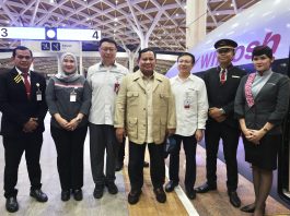 Momen Unik! Presiden Prabowo Naik Kereta Cepat Whoosh Bareng Warga ke Bandung, Ini Agendanya