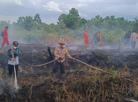 Polsek Liang Anggang Siaga Karhutla di Belakang SMPN 15 Banjarbaru