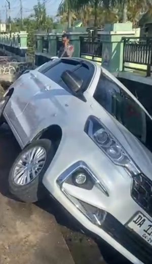 Mobil Terperosok di Jalan A Yani km 21 Landasan Ulin