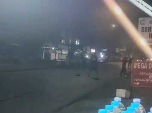 Ngeri! Sekelompok Remaja Bawa Sajam di Depan Pasar Ulin 'Saling Serang'?
