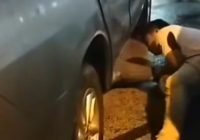 Damkar Evakuasi Perempuan Masuk ke Kolong Mobil di Palangka Raya