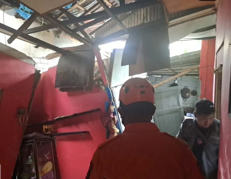 Rumah Ambruk di Jalan Rawasari, Ruang Tamu dan Dapur Rusak Total