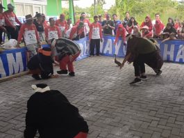 Semarak Hari Kemerdekaan! Karyawan Yamaha Ikut Lomba Tangkap Bebek