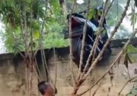 Gagal Dicuri! Sepeda Motor Tersangkut di Tembok Setinggi 2 Meter