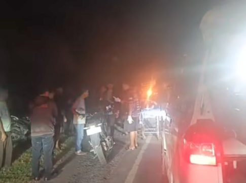 Pengendara Sepeda Motor Tabrak Belakang Truk di Puntik