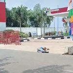 Seorang Pria Terkapar di Depan SPBU Gambut