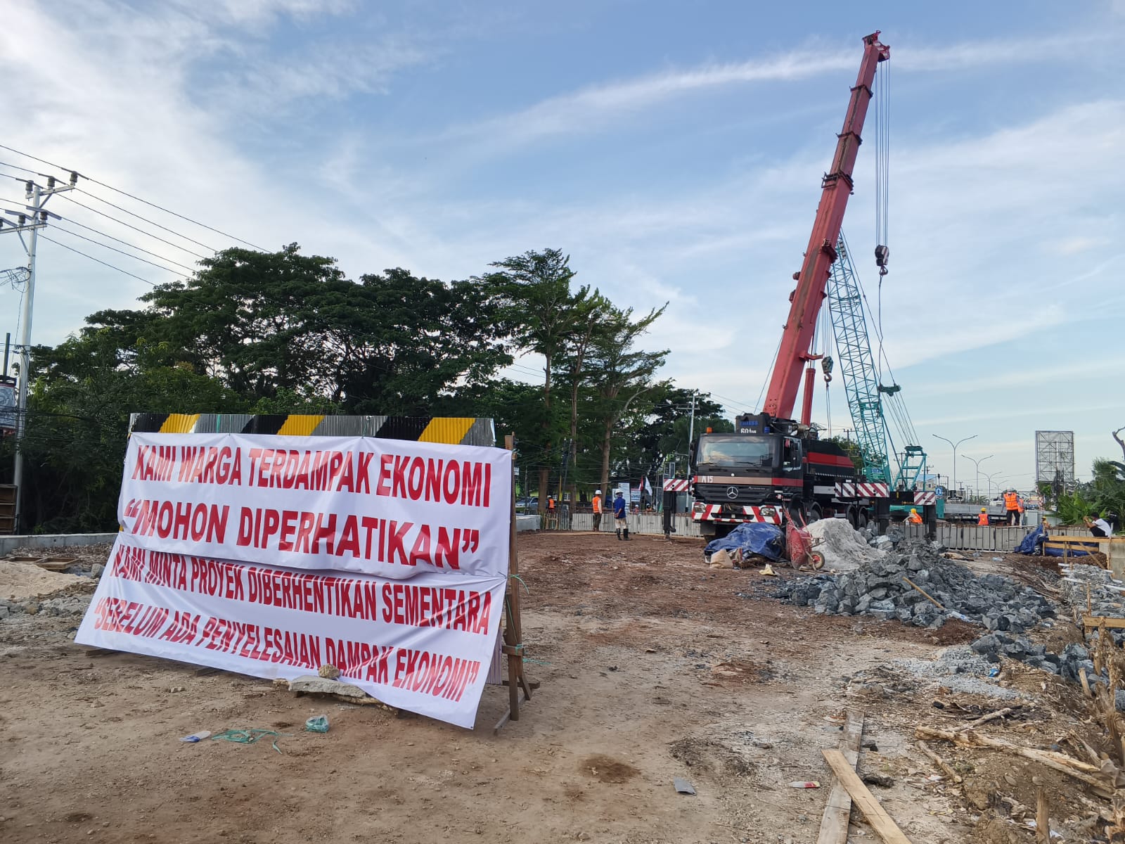 Spanduk protes warga