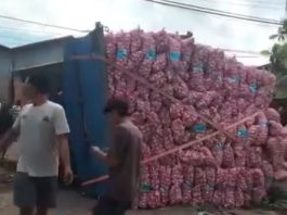 Truk Angkut Bawang Terbalik di Basirih Timpa Kendaraan Warga