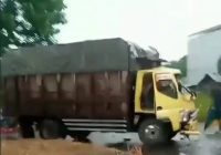 Laka Lantas di Banjarbaru di Tengah Cuaca Hujan dan Jalan Licin, Sebuah Truk Ringsek