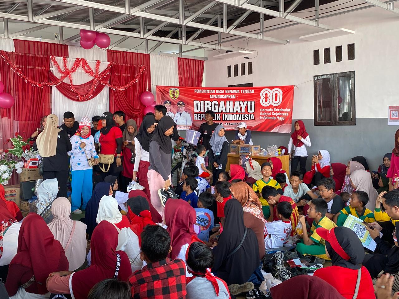 Warga Desa Benawa Tengah